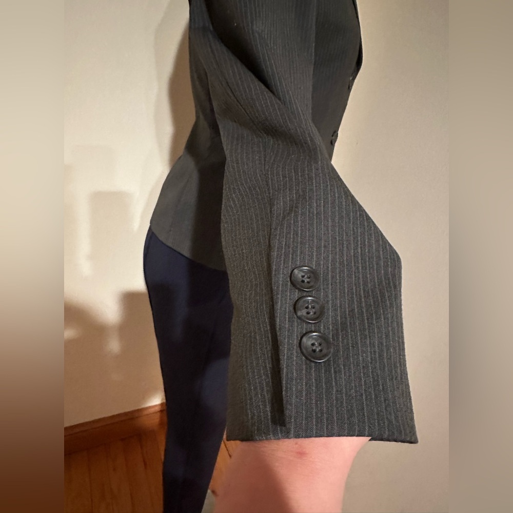 TAHARI NWT Gray White Pinstripe 2 Button Blazer Business Attire. Sz 4P - Picture 9 of 15